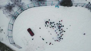 İnsanlar dağlardaki kış ormanlarında dinleniyor.