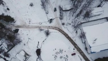 İnsanlar dağlardaki kış ormanlarında dinleniyor.