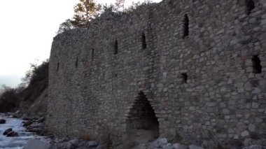 Taş kale, duvarların yanında ve içeride..