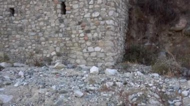 Taş kale, duvarların yanında ve içeride..