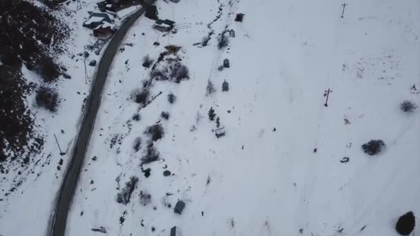 Ludzie relaksują się w zimowym lesie w górach. — Wideo stockowe