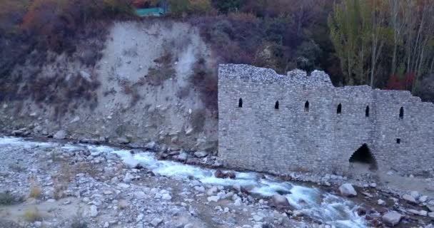 Кам'яний замок на березі річки . — стокове відео