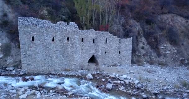 Каменный замок на берегу реки. — стоковое видео