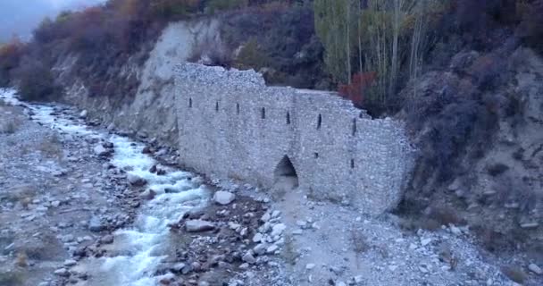 O castelo de pedra nas margens do rio. — Vídeo de Stock