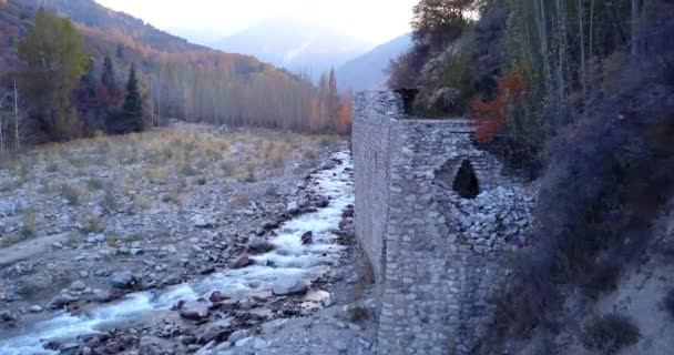 Каменный замок на берегу реки. — стоковое видео