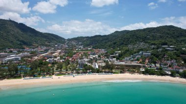 Phuket adasının kar beyazı Kata plajı..