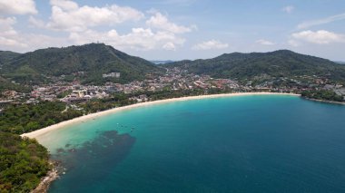 Phuket adasının kar beyazı Kata plajı..