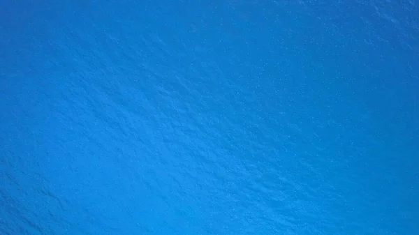 Top view of the ocean with a flock of jellyfish — ストック写真