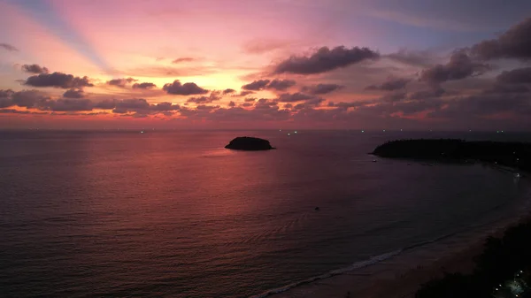Оранжевый закат с видом на море и остров — стоковое фото
