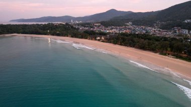 Phuket adasında şafak sökerken. Kata Sahili.