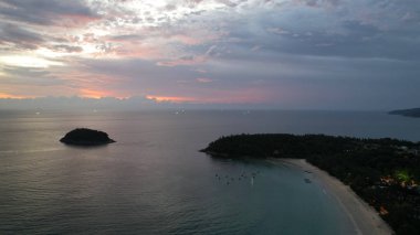 Kırmızı-turuncu gün batımı bulutlarla yansıtılır..