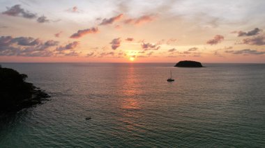 Kırmızı-turuncu gün batımı bulutlarla yansıtılır..