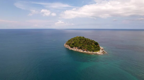 Une île solitaire se dresse au milieu de l'océan — Photo