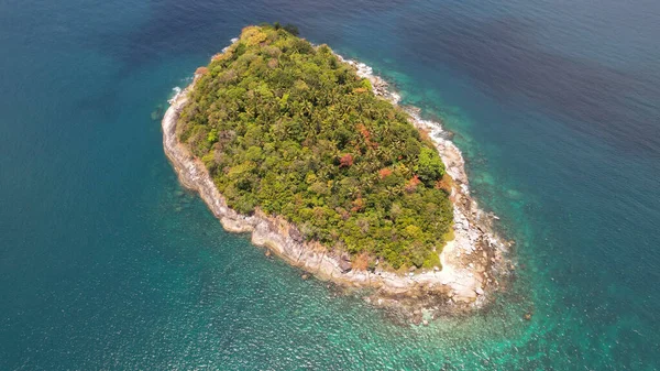 Une île solitaire se dresse au milieu de l'océan — Photo
