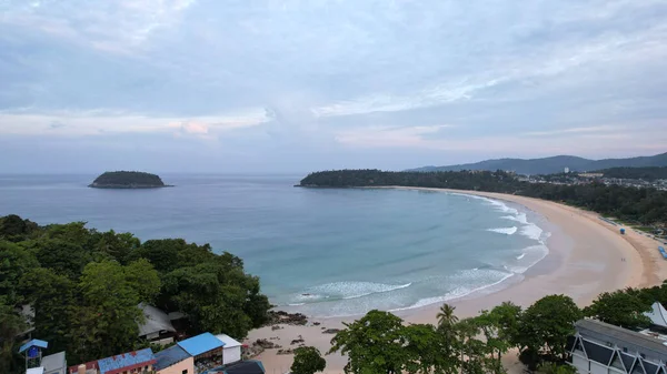 Wczesnym świtem na wyspie Phuket. Plaża Kata. — Zdjęcie stockowe