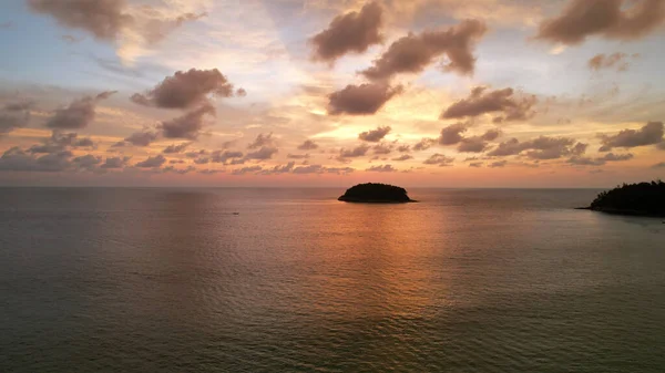 Luxury yacht at sunset with a view of the island. — стоковое фото