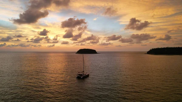 बेटाच्या दृष्टीने सूर्यास्तावर लक्झरी नौका . — स्टॉक फोटो, इमेज