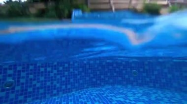 Yağmur yağıyor. Havuzdaki şelale çalışıyor.