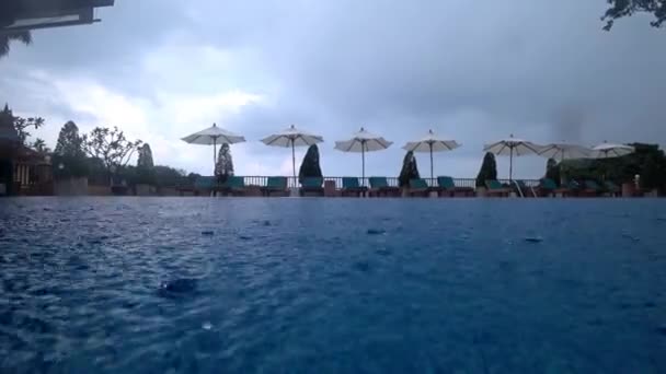 雨がプールの水の上に落ちる. — ストック動画