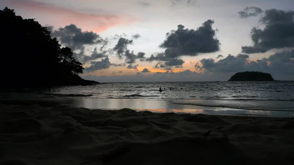 सूर्यास्त, समुद्र आणि ढग येथे बीच दृश्य . — स्टॉक फोटो, इमेज