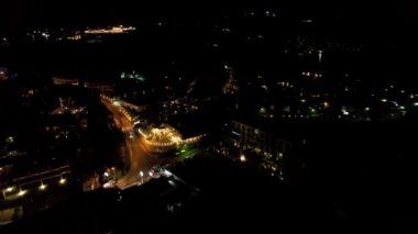 Işıklı ve yüzme havuzlu gece şehri manzarası
