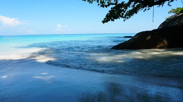 A snow-white beach on the island of Similan. — Zdjęcie stockowe