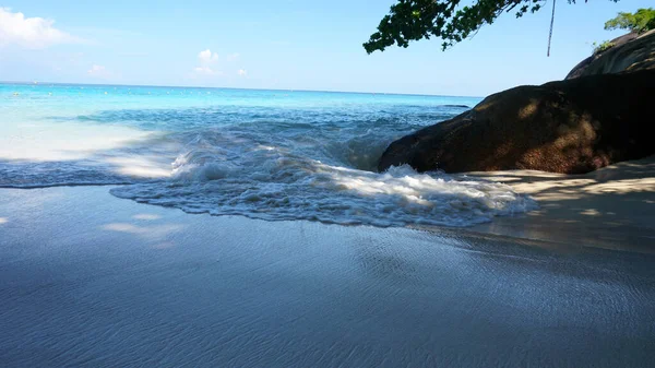 Белоснежный пляж на острове Схожий. — стоковое фото