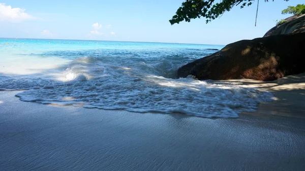 A snow-white beach on the island of Similan. — Zdjęcie stockowe