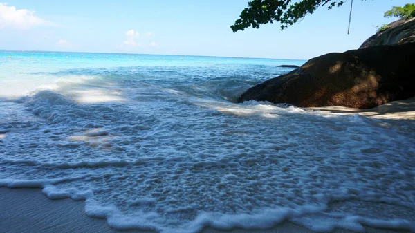 A snow-white beach on the island of Similan. — Foto de Stock