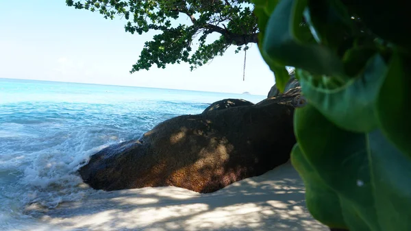 Ein schneeweißer Strand auf der Insel Similan. — Stockfoto