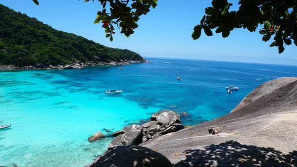 Turquoise water in the bay. View of the island. — Stock Photo, Image