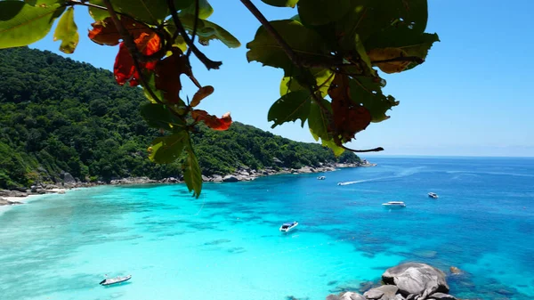 Turquoise water in the bay. View of the island. — Stock Photo, Image