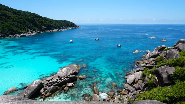 Turquoise water in the bay. View of the island. — Stock Photo, Image