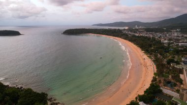 Sahile ve adaya tepeden bak..