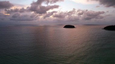 Phuket Adası 'nın ve denizin tepesinden bak.