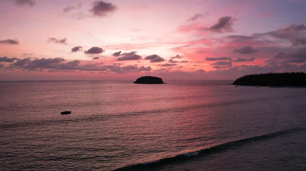 Золотисто Оранжевый Закат Видом Море Остров Маленькие Волны Луч Солнца — стоковое фото
