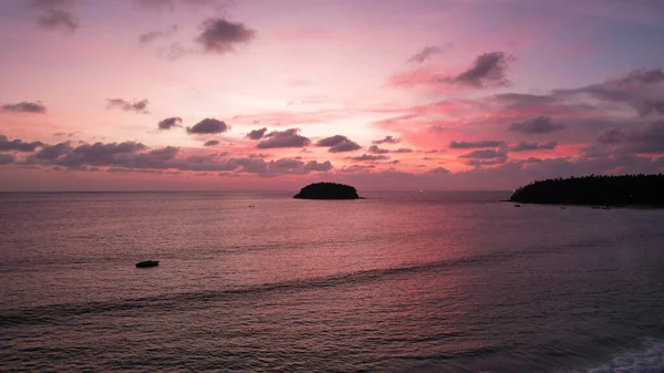 Golden Orange Sunset View Sea Island Small Waves Rays Sun — стоковое фото