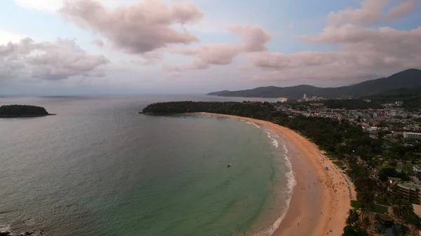 Uitzicht Het Strand Het Eiland Vanaf Een Hoogte Zonsondergang Mensen — Stockfoto