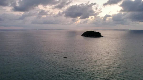 Prachtige Zonsondergang Met Wolken Zee Eiland Een Klein Thais Schip — Stockfoto
