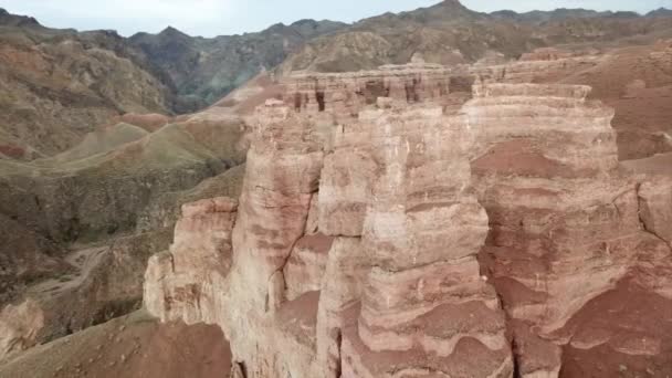 Gran Cañón Charyn Rocas Rocas Sedimentarias Enormes Grietas Las Rocas — Vídeo de stock