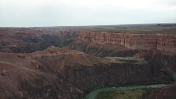 Canyon Rocheux Avec Une Rivière Les Arbres Poussent Sur Rivage — Video