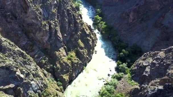 Skalisty Kanion Rzeką Drzewa Rosną Brzegu Istnieje Niewielki Obóz Ekologicznych — Wideo stockowe