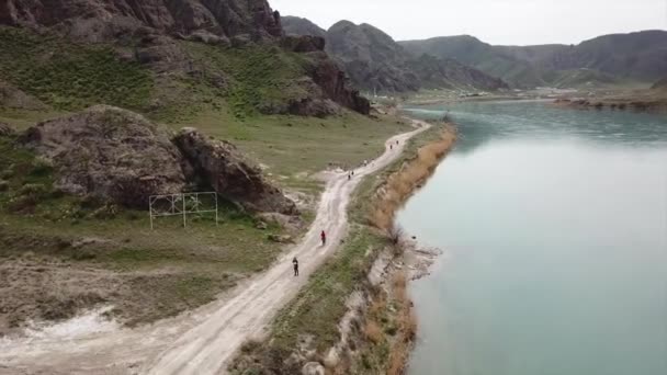 Brede Rivier Ili Mensen Rennen Sporten Langs Rivier Bovenaanzicht Van — Stockvideo