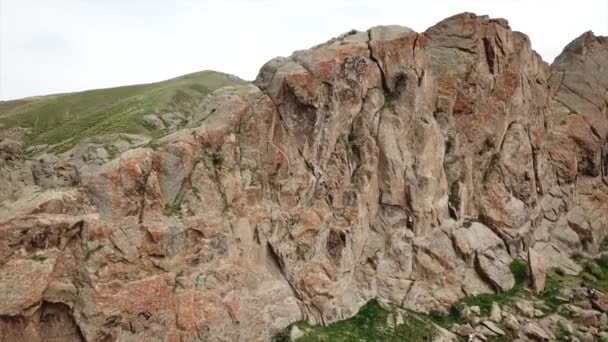 Uomo Arrampica Una Roccia Attività Ricreative Sportive Alpinismo Con Attrezzatura — Video Stock