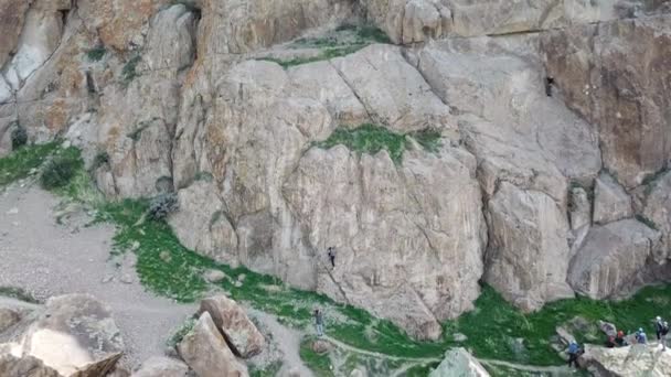 Bir Adam Kayaya Tırmanıyor Aktif Eğlence Spor Ekipmanlarla Dağcılık Aşırı — Stok video