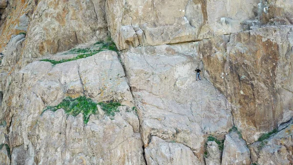 Bir Adam Kayaya Tırmanıyor Aktif Eğlence Spor Ekipmanlarla Dağcılık Aşırı — Stok fotoğraf