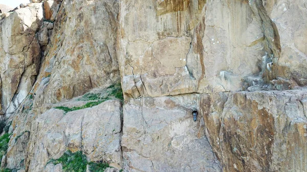 Bir Adam Kayaya Tırmanıyor Aktif Eğlence Spor Ekipmanlarla Dağcılık Aşırı — Stok fotoğraf