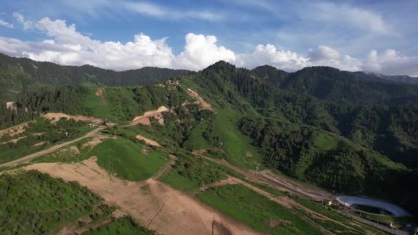 Zielone Wzgórza Góry Białymi Chmurami Wybitna Droga Słupy Droga Gondolowa — Wideo stockowe