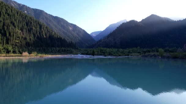 Вид Гірське Озеро Іссик Висоти Бірюзово Смарагдова Вода Льодовика Відбиття — стокове відео