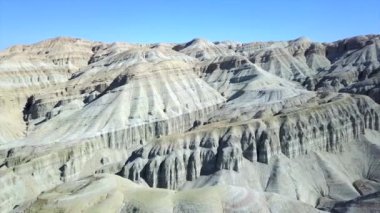 Bozkırda Aktau 'nun renkli dağları. Çölün ortasındaki kireçtaşı dağları. Beyazdan kırmızıya renkli tepeler. Dünya kayaları katmanlarla ayrılır. Kocaman bir kanyon. Altyn Emel.